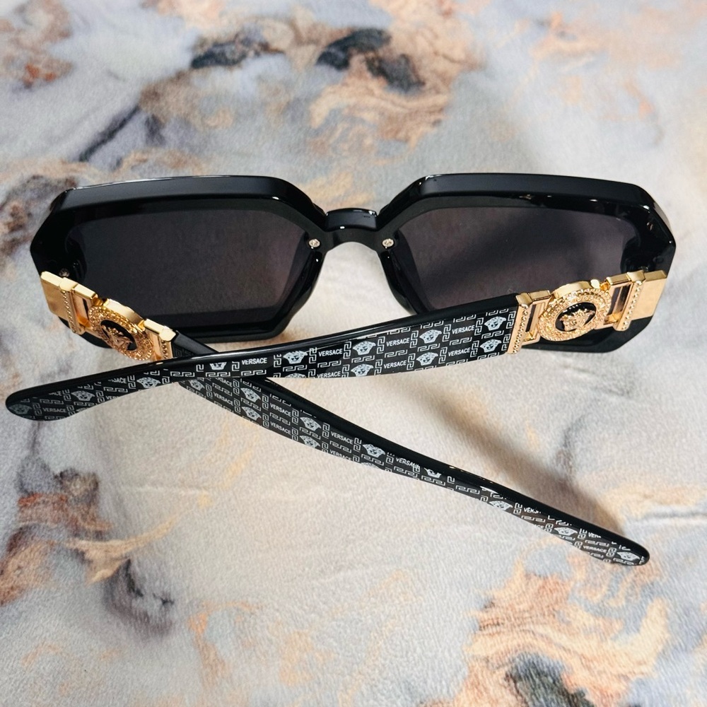 Gorgeous Versace Medusa Biggie - Picture 3 of 6
